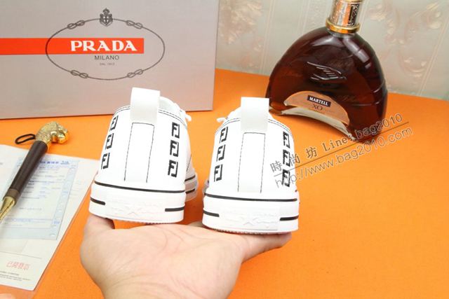 PRADA男鞋 普拉達專櫃同步款 義大利進口小牛皮 PRADA白色男板鞋  hdx13542